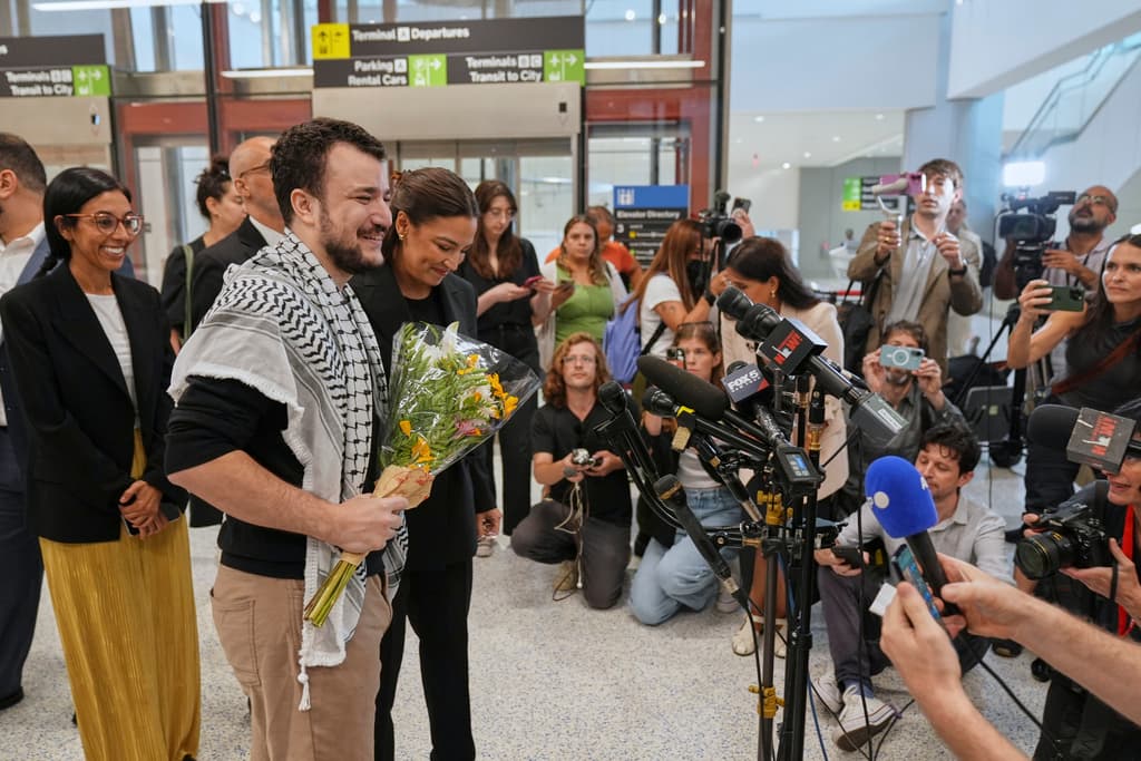 Mahmoud Khalil, segundo desde la izquierda, junto a la representante Alexandria Ocasio-Cortez, se prepara para hablar en una conferencia de prensa a su llegada al Aeropuerto Internacional de Newark, el sábado 21 de junio de 2025, en Newark, Nueva Jersey. (Foto AP/Seth Wenig)