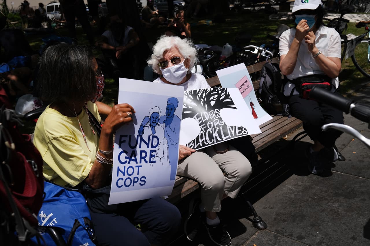 Los manifestantes dicen que planean quedarse hasta que se completen las negociaciones. La decisión final debe ser tomada antes del 30 de junio.