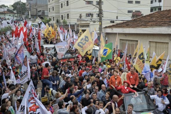 El presidente fue más animado y se atrevió a anticipar, al final de la caminada, que su candidata "tiene mucha posibilidad de ganar las elecciones en la primera vuelta".