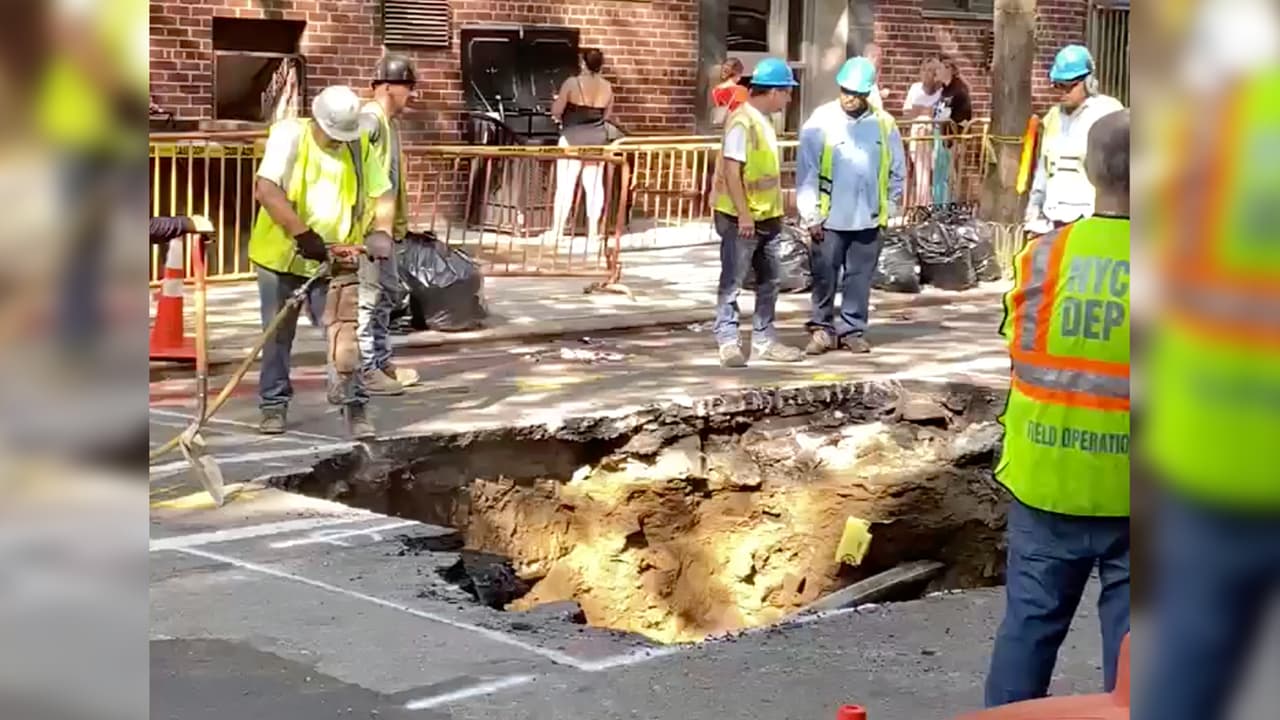 Se derrumba un tramo de calle en el Upper East Side