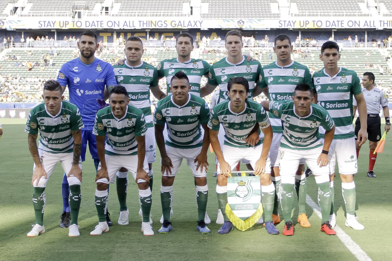 Santos, campeón del Torneo Clausura 2018 apenas hace un par de meses, llegó al encuentro disminuido por las bajas de figuras como Carlos Izquierdoz, Néstor Araujo y Djaniny Tavares que se marcharon a otros equipos.