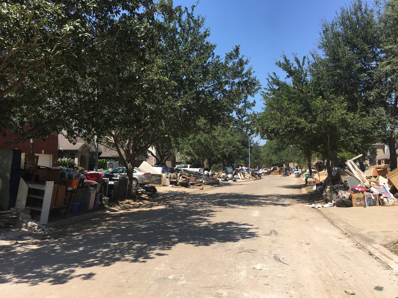 No hay ninguna vivienda de Canyon Gate, en Katy, que no tenga acumulación de escombros en el frente de la propiedad.