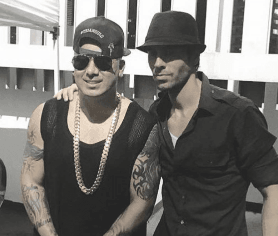 Enrique Iglesias con Wisín, en el tema 'Duele el corazón', aspira al galardón de Colaboración del año.