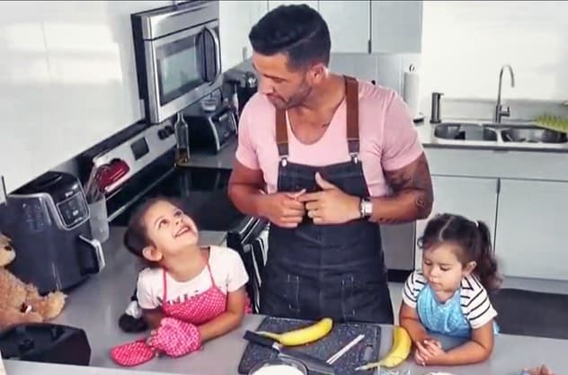 Es un papá de lo más cariñoso y consentidor, y nos deja ver la hermosa relación que tiene con sus princesas.