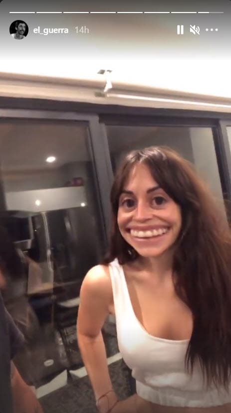 "
<b>Todavía <a href="https://www.univision.com/famosos/6-anos-despues-zuria-vega-admite-que-penso-lo-peor-justo-antes-de-que-alberto-guerra-le-pidiera-matrimonio-video">sigo temblando</a> un poquito</b>. ¿De qué te ríes?", le preguntó a su esposa. Ella respondió entre risas: "
<b>Haz tu cita ya</b>".
<br>