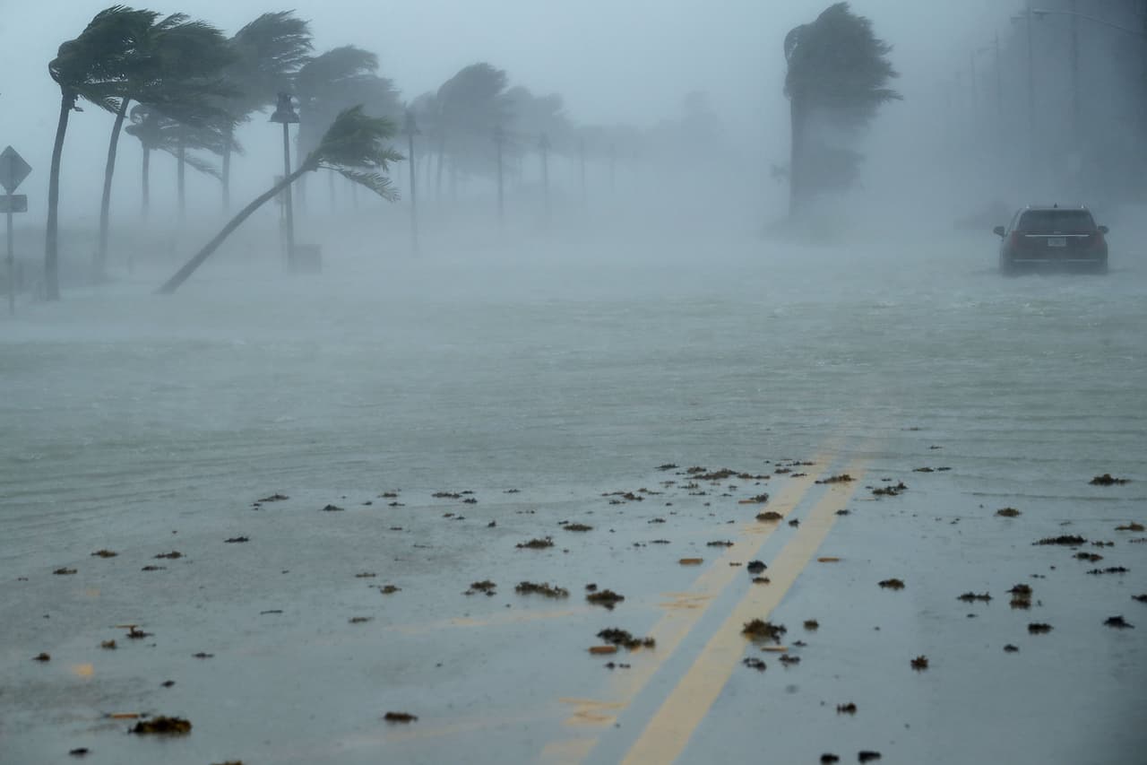 Un carro abandonado en la tormenta, en una calle de Fort Lauderdale, en la costa este de Florida.