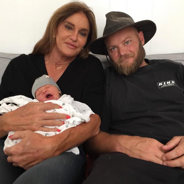 El padre de cinco hijos y cinco nietos estaba en una alfombra roja de los premios ‘Xposé Benefit Beauty’ recibiendo el premio como ícono de belleza del año.
<br>