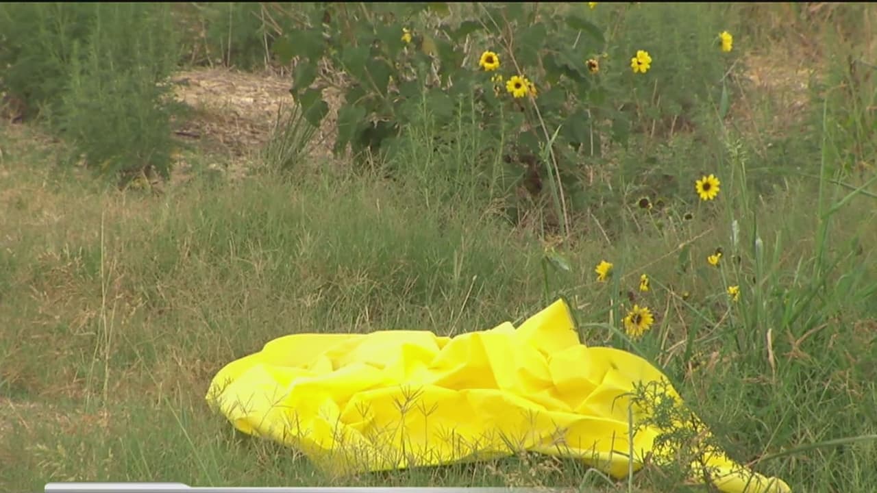 Hallan cuerpo de un hombre a la orilla de carretera