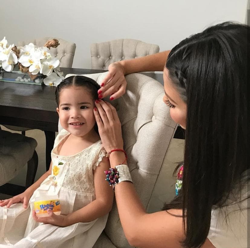Ana Patricia disfruta compartir el gusto por la belleza con su niña, ya que ello refuerza su conexión entre madre e hija.