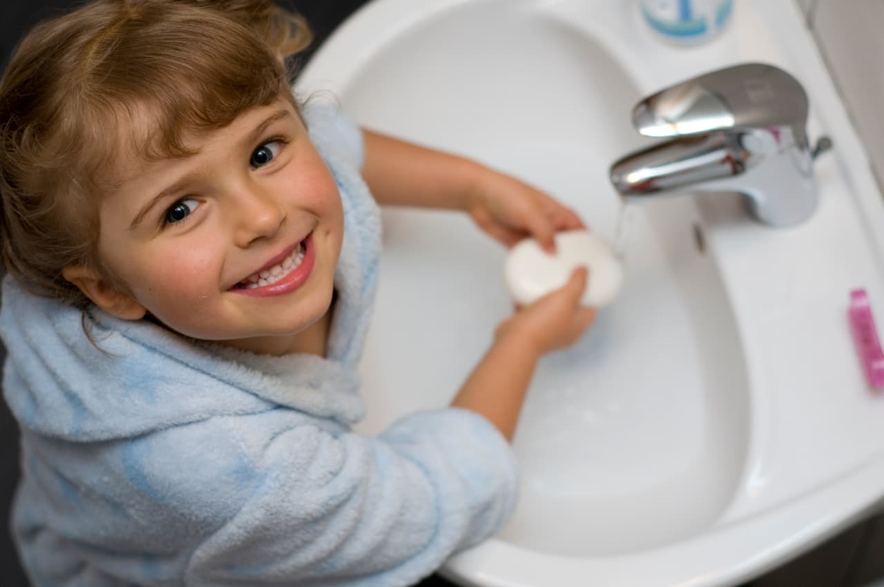 Enséñale a tus hijos a cerrar bien la llave del agua después de cada uso.