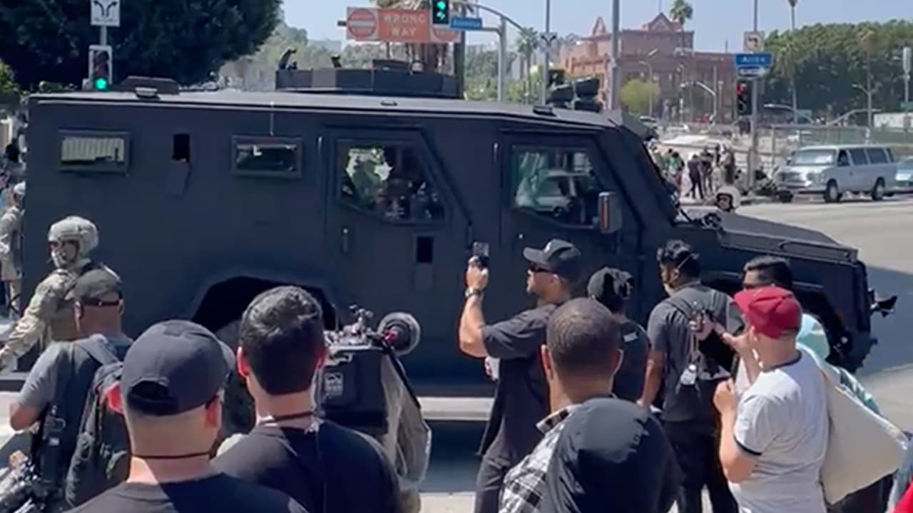 Las tensiones aumentaron desde el viernes pasado, cuando 
<a href="https://www.univision.com/local/los-angeles-kmex/presunto-operativo-inmigracion-westlake-varios-detenidos">ICE ejecutó redadas sorpresa</a> en vecindarios de Los Ángeles, expandiendo sus operativos a otras ciudades del sur de California.