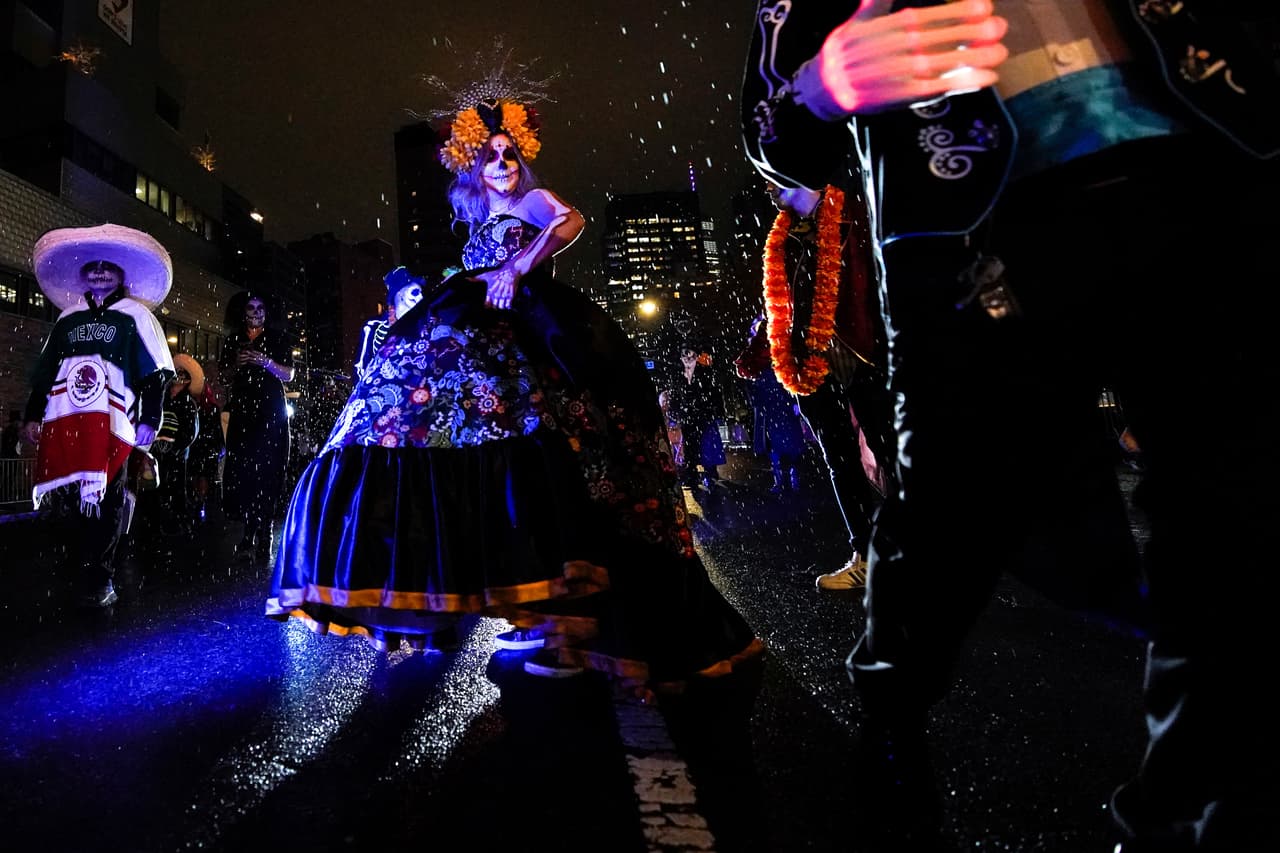 Las catrinas para conmemorar el Día de Muertos no podían faltar durante el desfile.