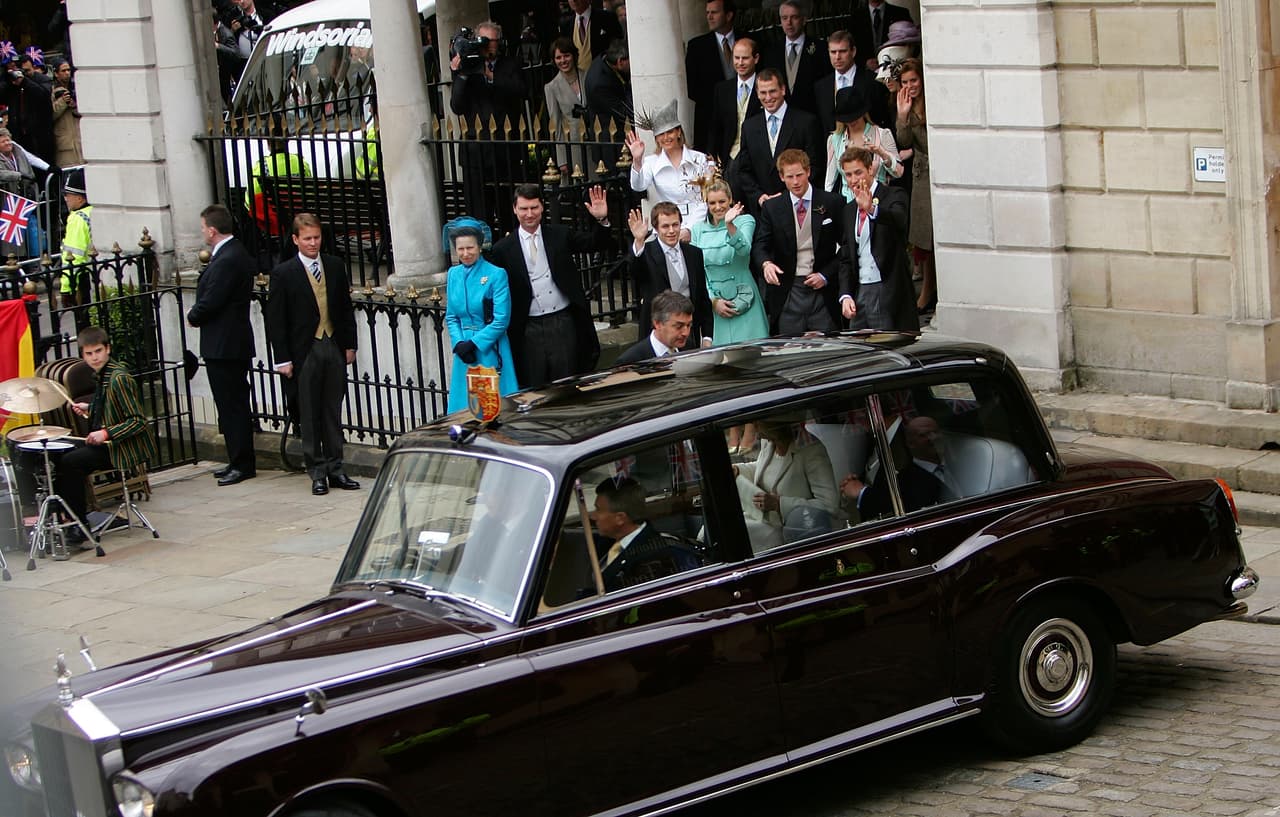 Carlos, quien a pesar de tener 69 aún disfruta ocasionalmente de la vida nocturna en Londres, se desplaza en ocasiones privadas a bordo de esta
<b> limusina Rolls-Royce basada en el modelo Silver Seraph</b>. Aquí se le ve saliendo de la recepción de su segunda boda con Camila Parker Bowles.