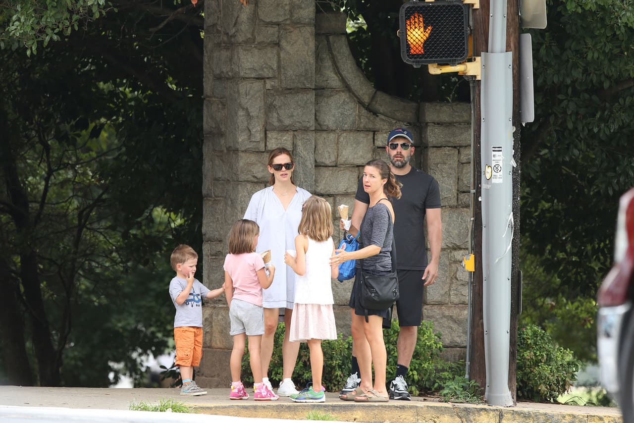 Sus tres hijos estaban con ellos.