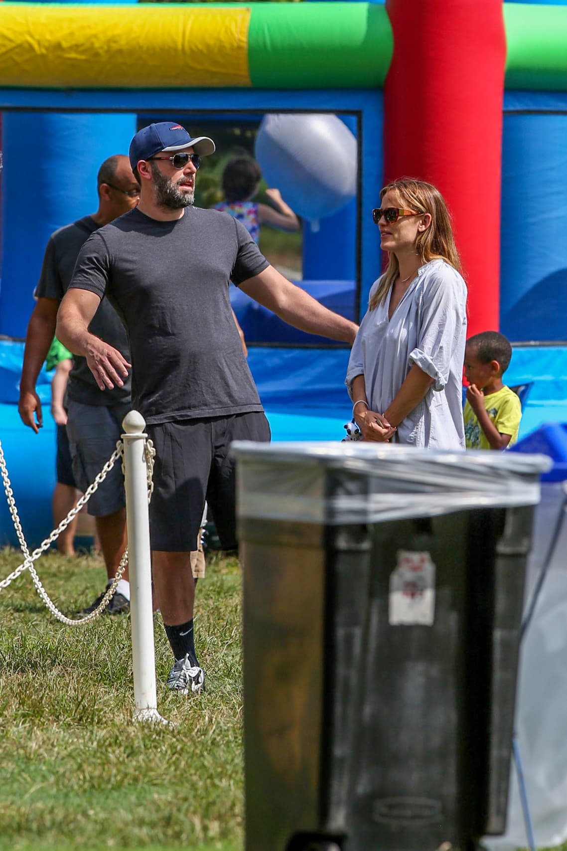 Jennifer y Ben muy relajados.