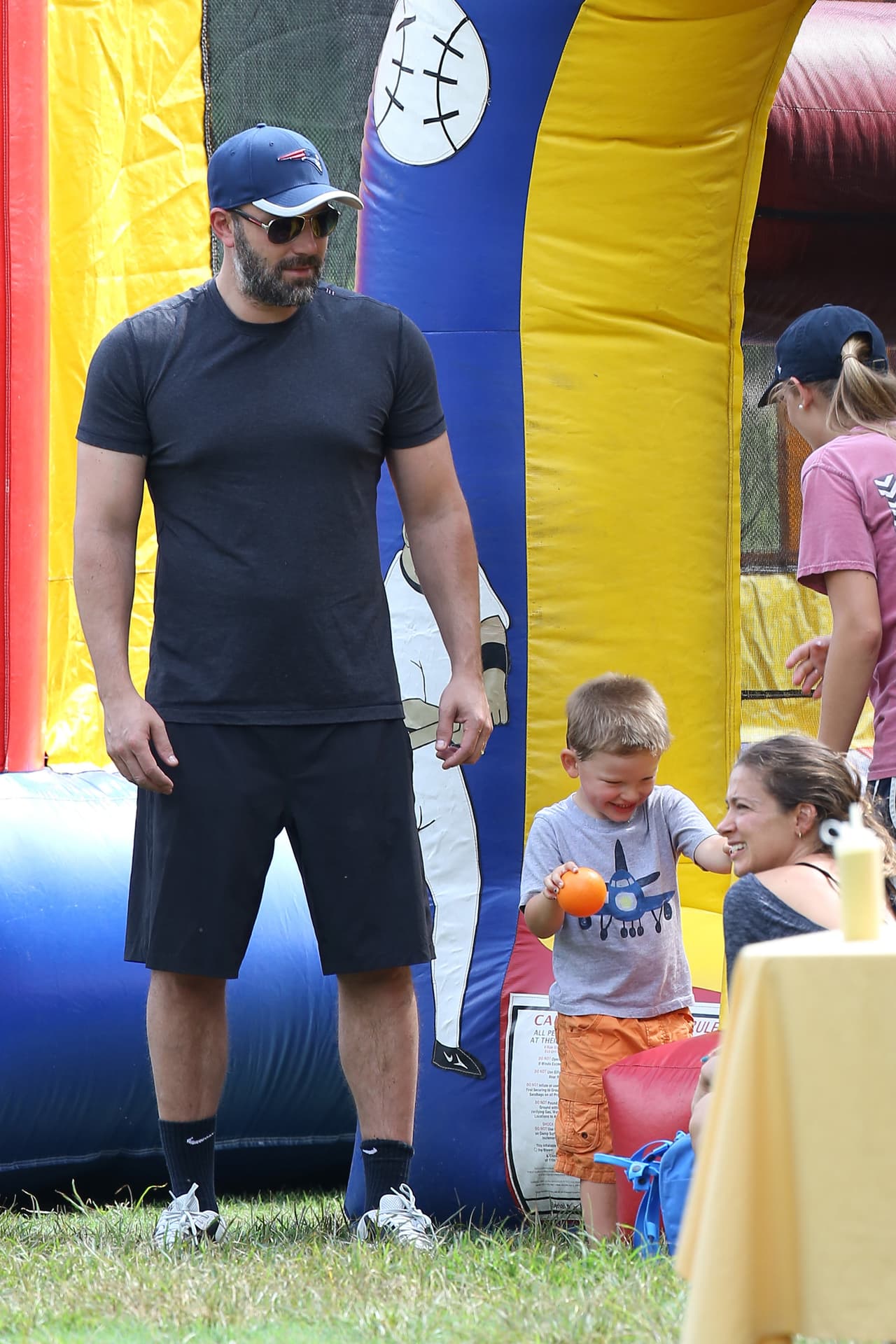 Ben al pendiente de su pequeño Samuel.