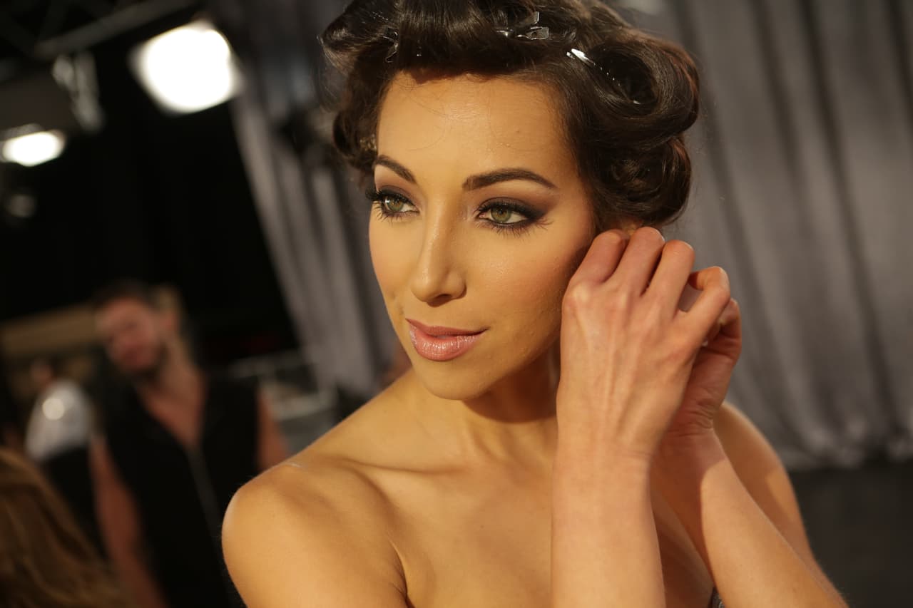 La adrenalina corre a mil y los nervios se apoderan de las chicas en backstage.