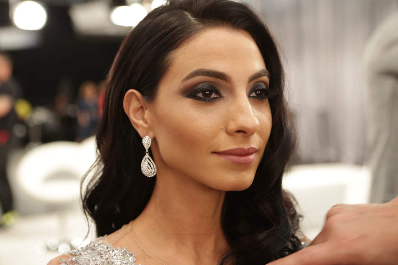 La adrenalina corre a mil y los nervios se apoderan de las chicas en backstage.