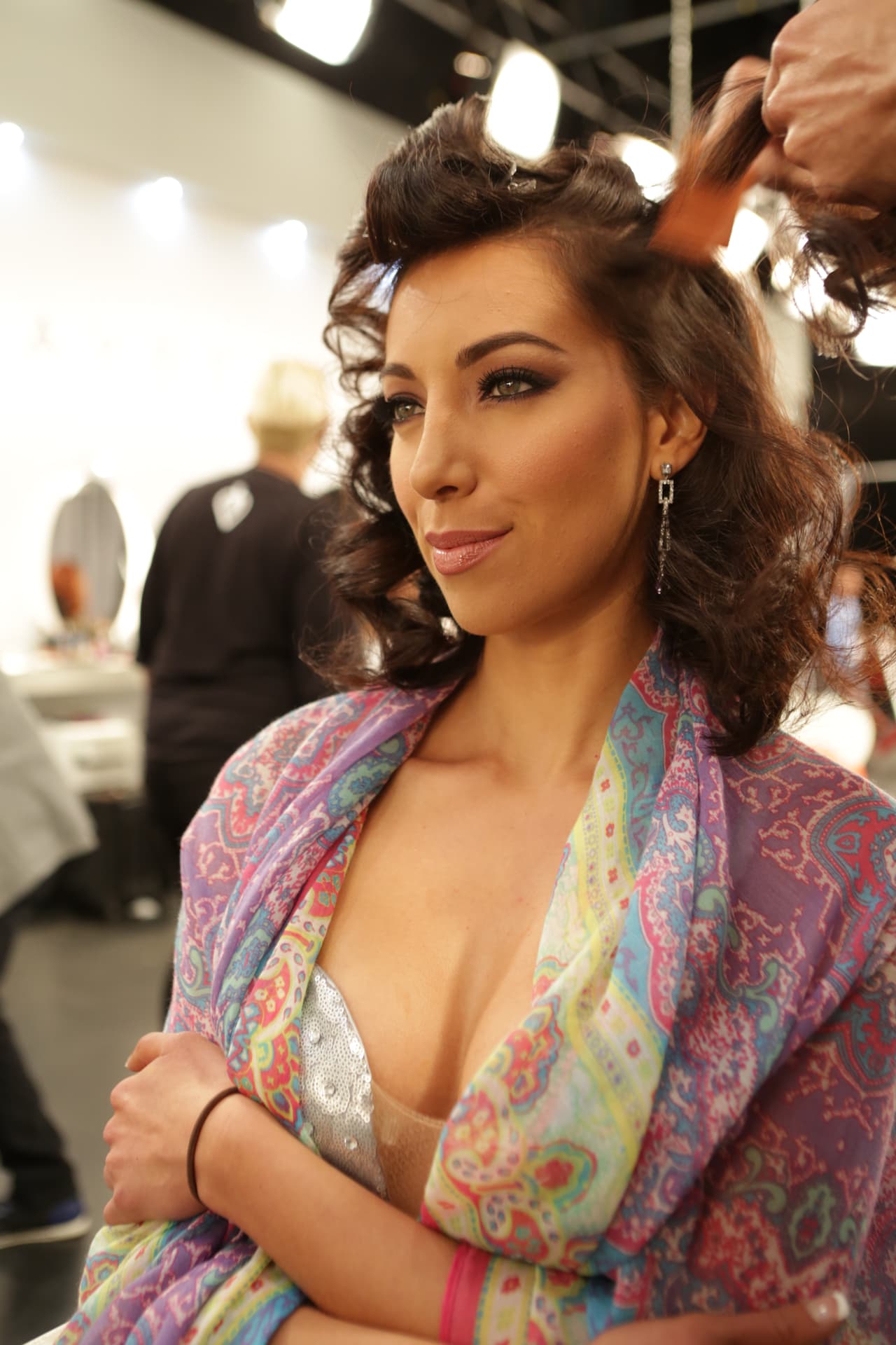 La adrenalina corre a mil y los nervios se apoderan de las chicas en backstage.