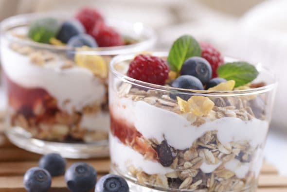 Lleva contigo un snack que incluya una combinación de proteínas y carbohidratos. No olvides rehidratarte para recuperar la energía perdida.