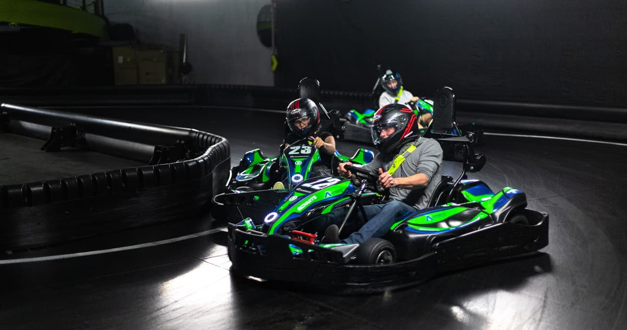 <b>Karting</b>
<br>Pisa el acelerador a fondo en curvas cerradas, cambios de elevación y largas rectas a bordo de estos karts eléctricos en su pista cubiertas con clima controlado.