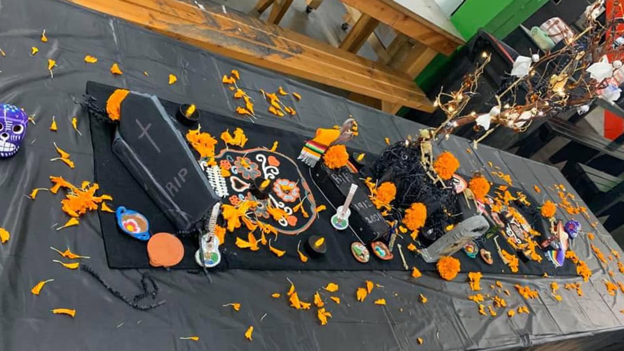 Maricela Pichardo. - "Lo mío no es tanto cómo un altar exactamente, pero en el primer día que lo puse me robaron las decoraciones en el trabajo. 😂😂😂"