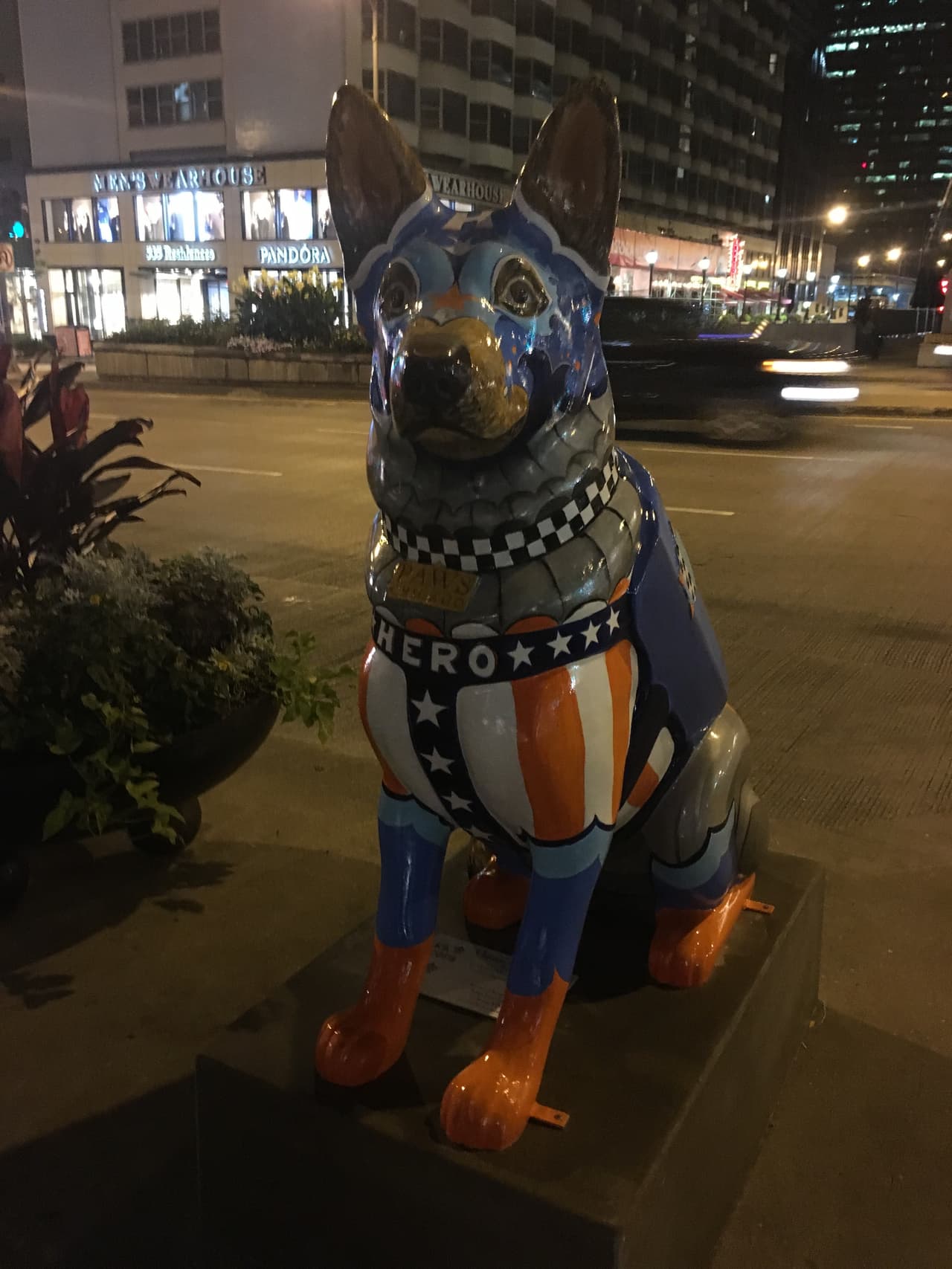 Las figuras de 54 pulgadas de alto y confeccionadas en fibra de vidrio son parte de la campaña "K9s for Cops".