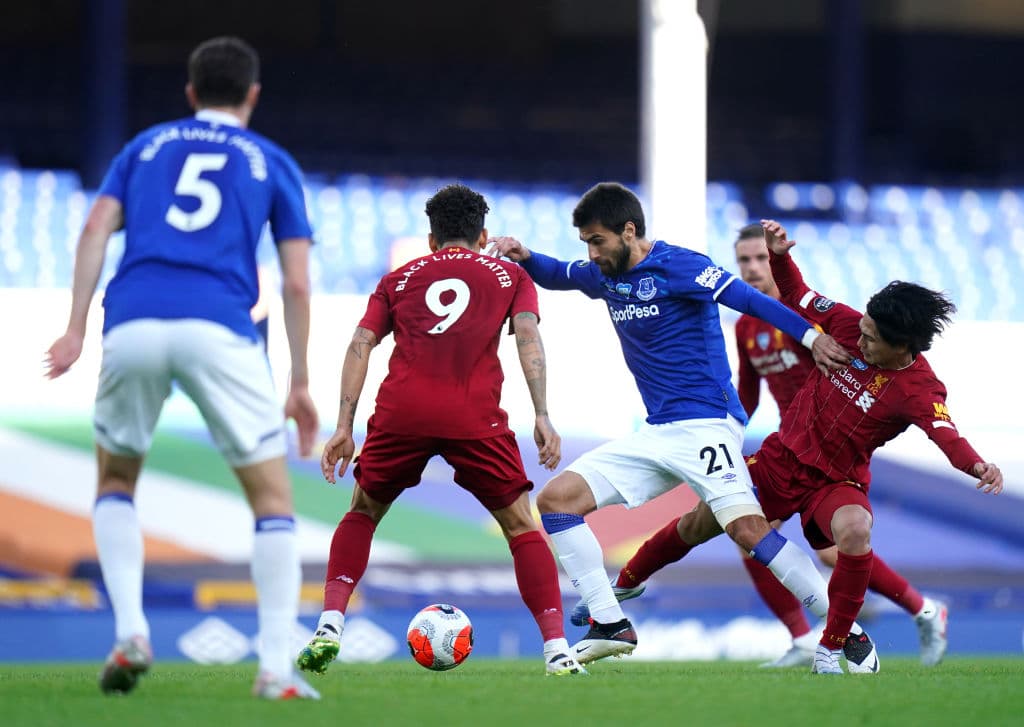 Gran robo de balón en el mediocampo para arrancar la ofensiva por parte de Takumi Minamino.