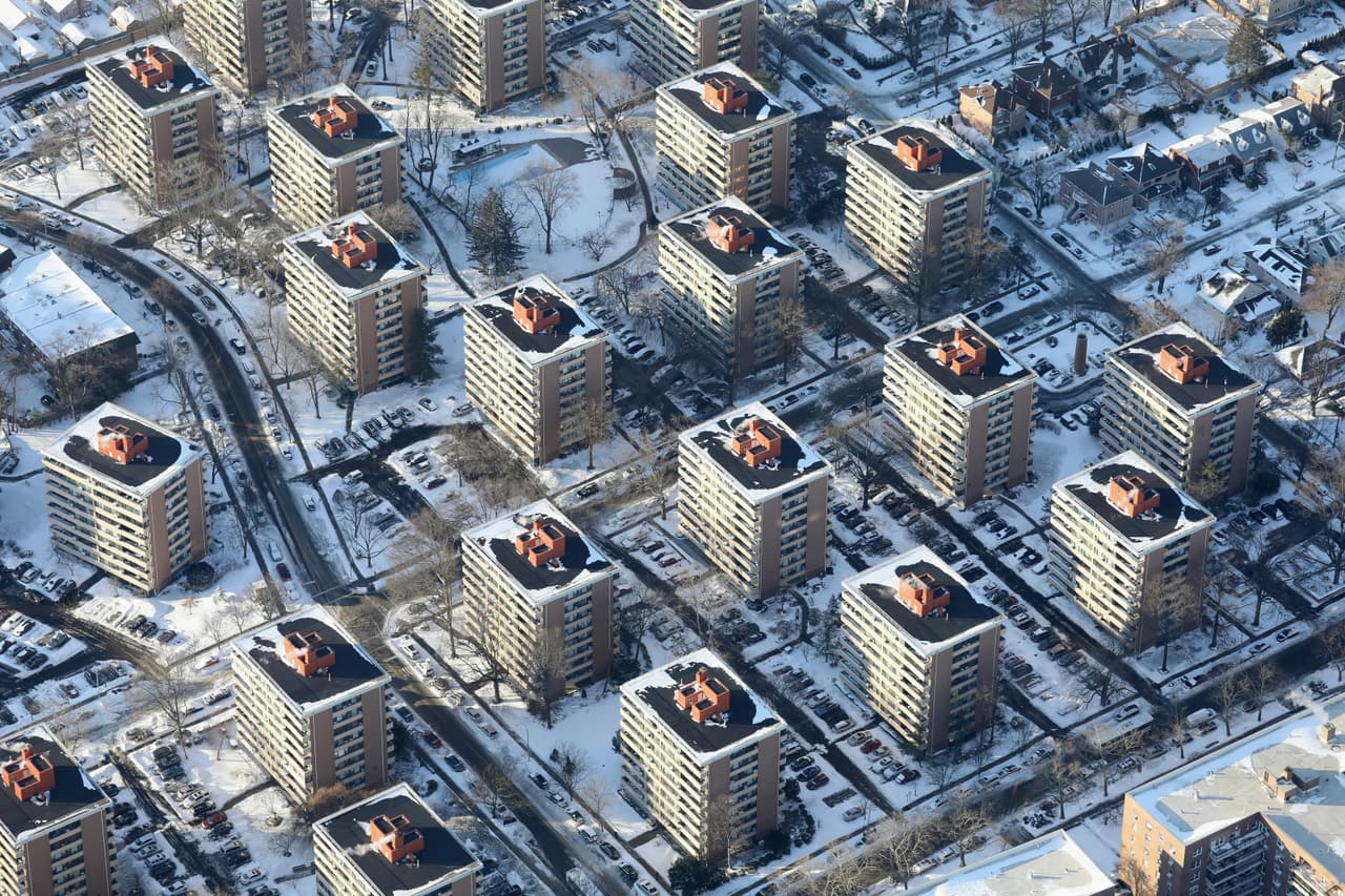 Los nevados techos de un complejo de apartamentos en Nueva York. La sensación térmica este viernes en Nueva York puede ser de hasta -22ºF (-30ºC), alertó el alcalde Bill de Blasio.