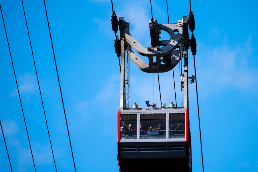 El teleférico, que puede transportar hasta 110 personas por cabina, recorre cerca de un kilómetro entre Manhattan y Roosevelt Island en apenas cuatro minutos.