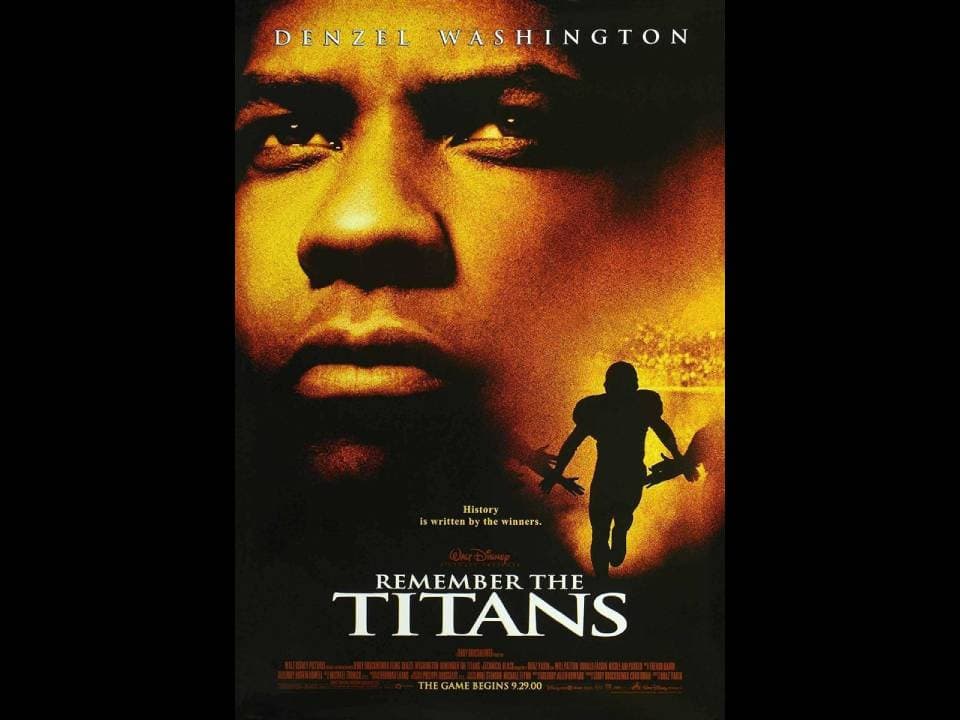 'Remember The Titans' (2000) | Denzel Washington protagoniza la historia de un entrenador de futbol americano que logra la unión del equipo a pesar de las diferencias que existen entre los jóvenes, principalmente el racismo que se vivía en los años setenta en Estados Unidos.