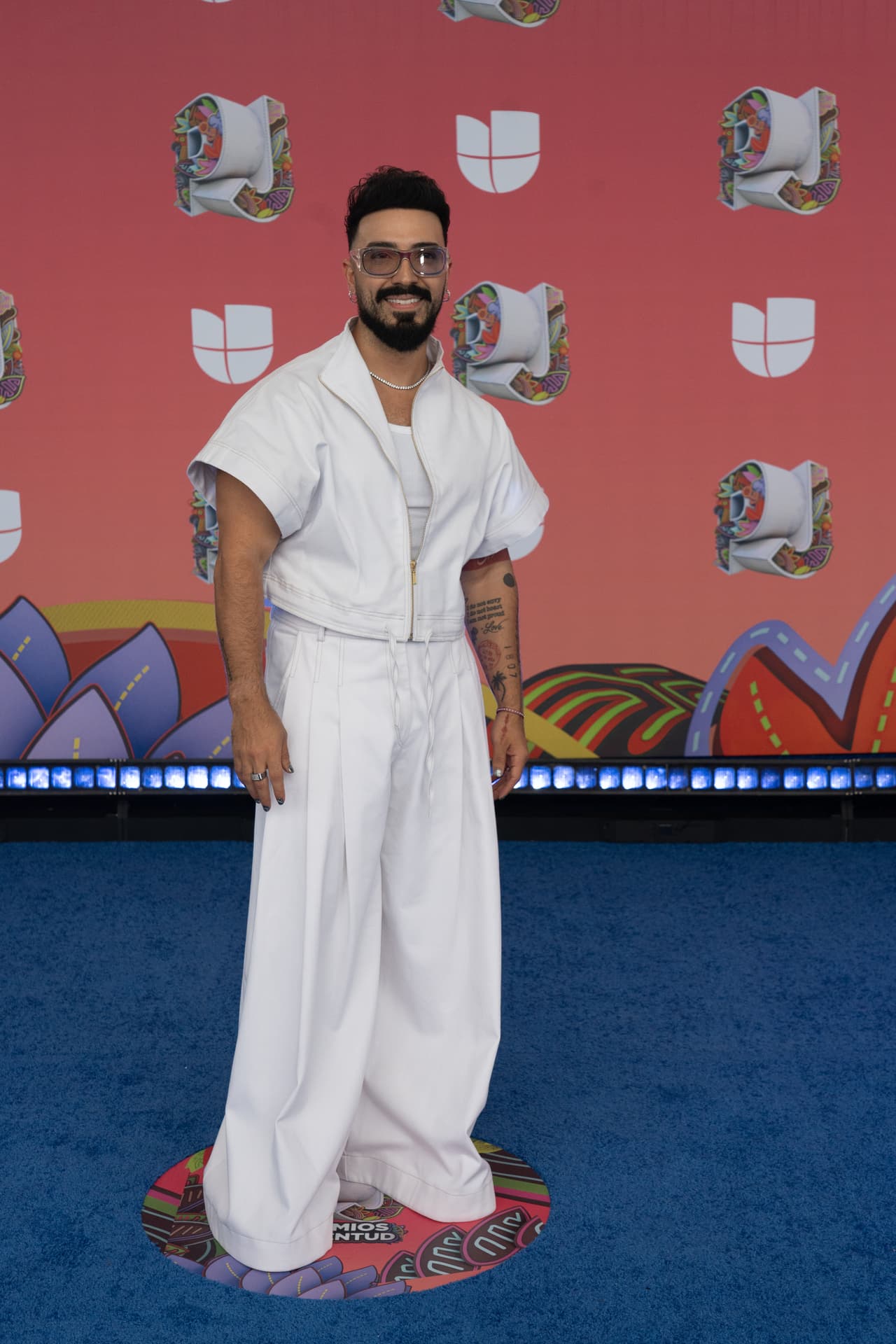 Con un look relajado, 
<b>Luis Figueroa</b> desfiló por la alfombra azul de Premios Juventud 2025.