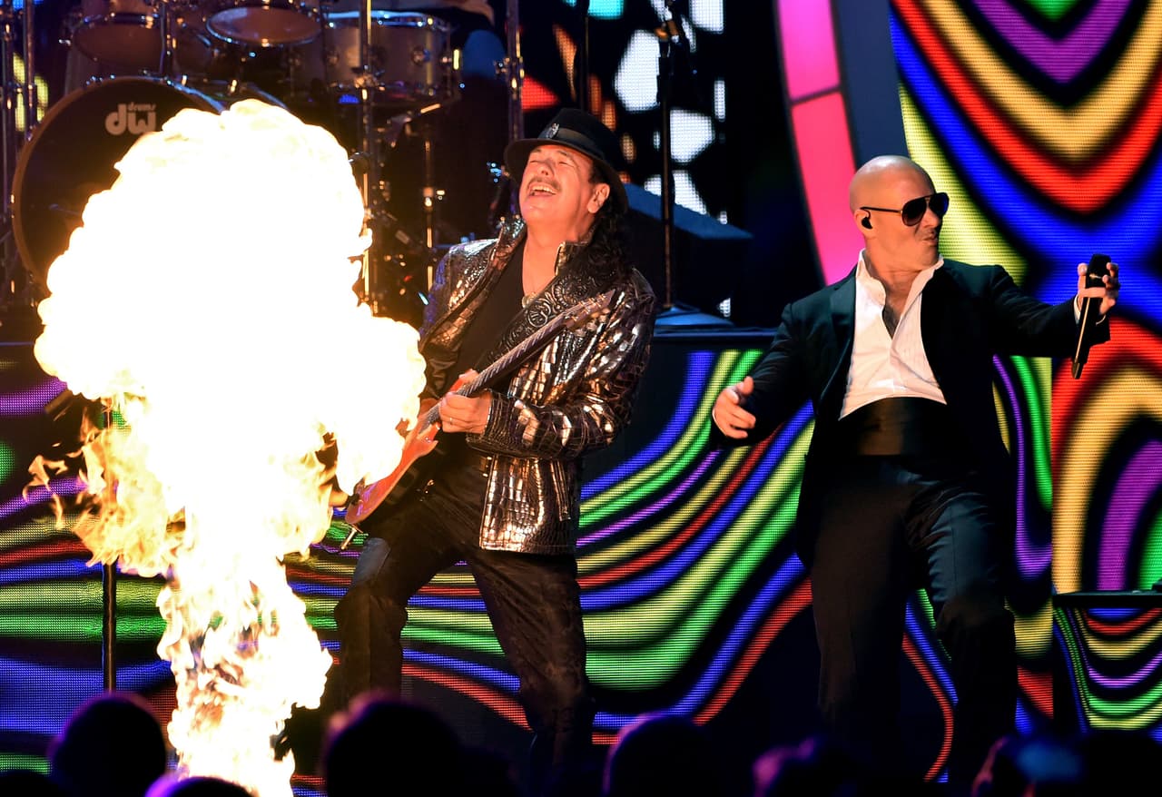 Carlos Santana y Pitbull compartieron el escenario para interpretar 'Oye cómo va'.