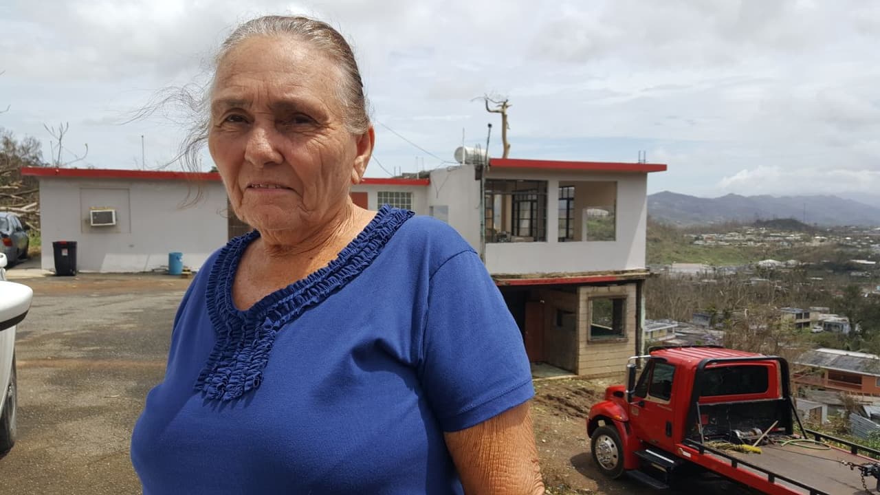 Esta señora del barrio La Barra en Caguas le da un mensaje de alivio a su familia en EEUU