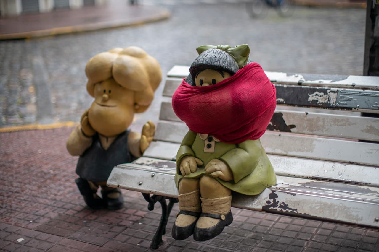 La estatua de Mafalda en San Telmo con su rostro cubierto, en medio de la crisis por la propagación del 
<a href="https://www.univision.com/temas/coronavirus">covid-19</a> en Argentina. Joaquín Lavado, el genio creador de la tira cómica Mafalda, falleció el 30 de septiembre de 2020, a los 88 años.