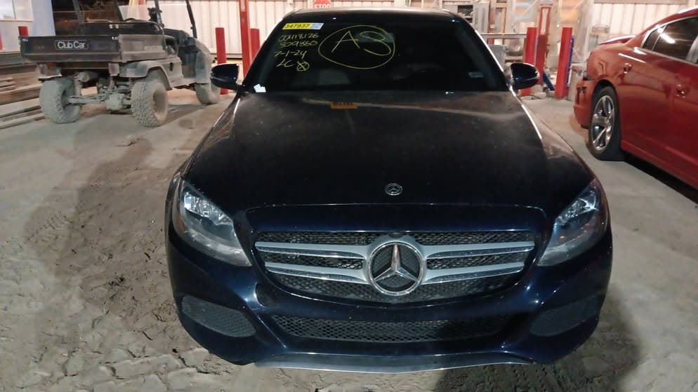 La Policía de San Antonio organiza una 
<b>subasta en la que la gente podrá hacer sus mejores ofertas para llevarse autos o camionetas.</b>
<br>
<br>
<b>Los vehículos que serán subastados han sido confiscados</b> durante investigaciones de delitos por parte de la Policía. 
<br>
<br>A esta figura legal se le conoce como 
<i>civil asset forfeiture</i> (confiscaciones).