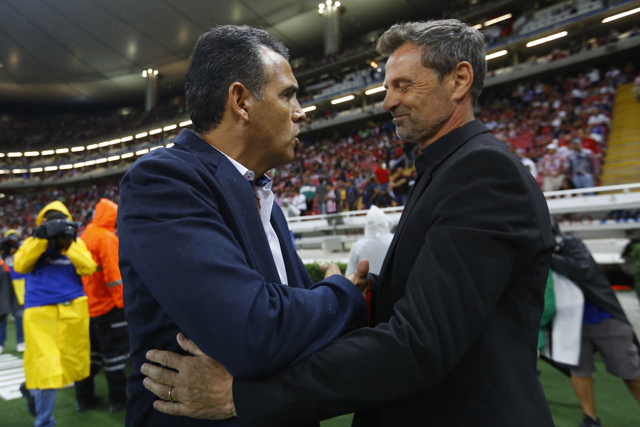 Cadena, quien llegaba muy cuestionado, saludaba a Cocca.