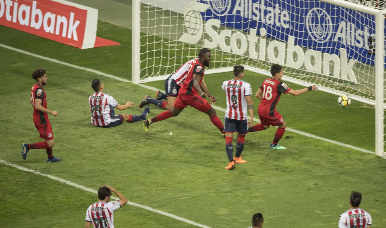 Al minuto 25 fue Altidore quien se encargó de poner la igualdad en el marcador tras un centro de Nicolas Hasler.