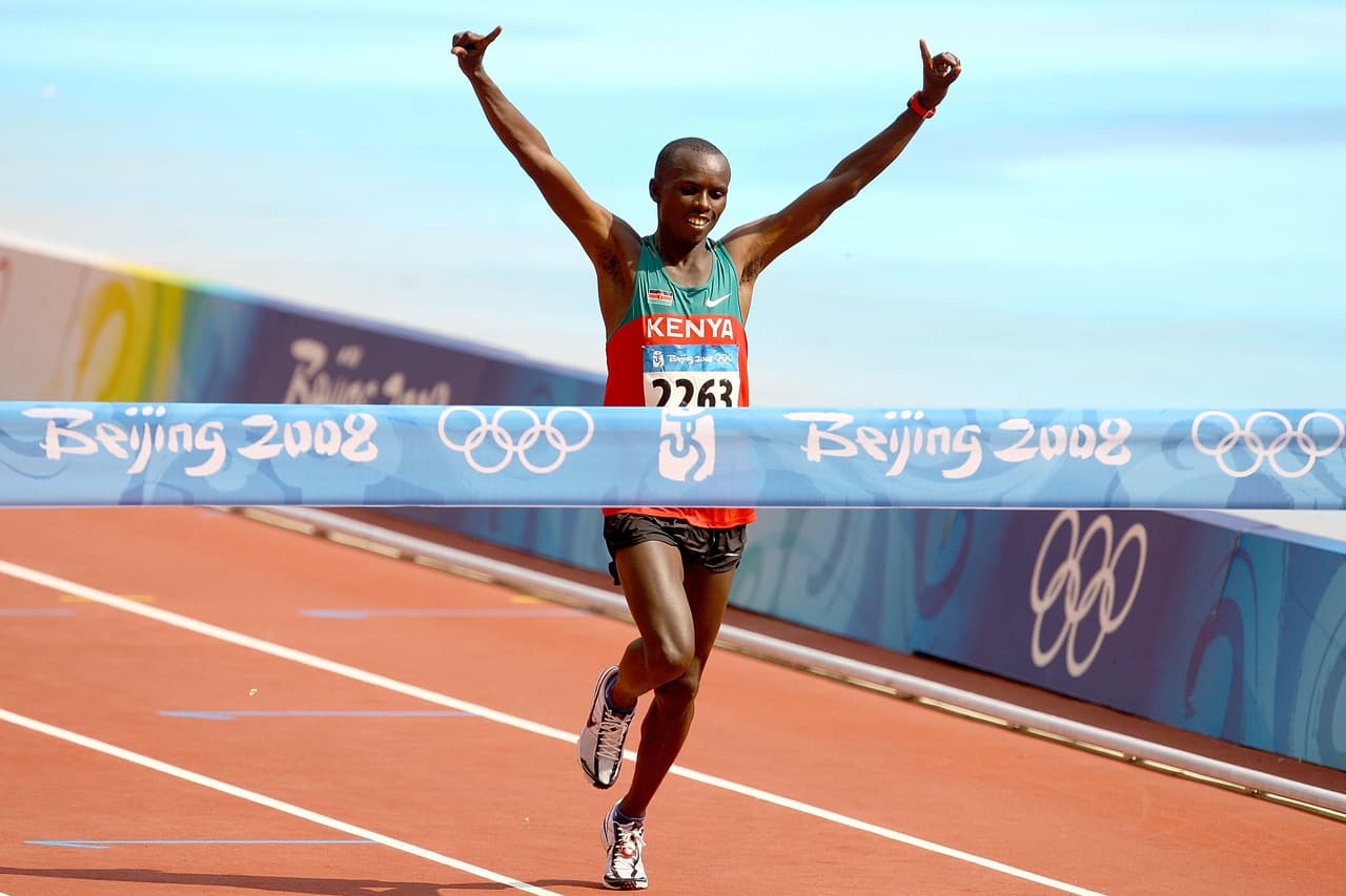 Samuel Wanjiru: atleta keniano que se quedó con la medalla de oro en la maratón de los Juegos Olímpicos de Pekín 2008. Falleció a los 24 años después de caer desde el balcón de su casa.