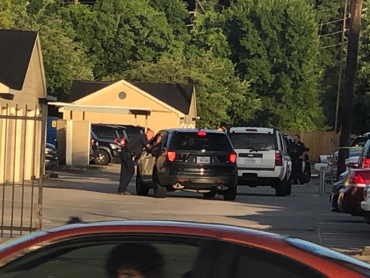 Está bajo custodia de la policía un hombre que se atrincheró en un apartamento al noreste de Houston