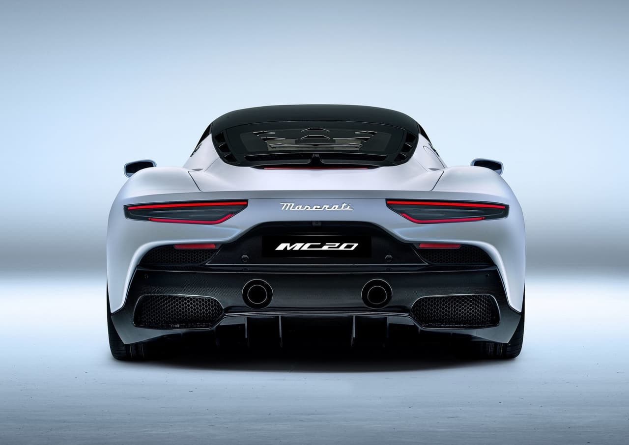 Atrás sobresalen el juego de luces LED de diseño horizontal, la salida de escape doble justo debajo de la matrícula y la compuerta de vidrio que recubre a uno de los mejores V6 en la actualidad.