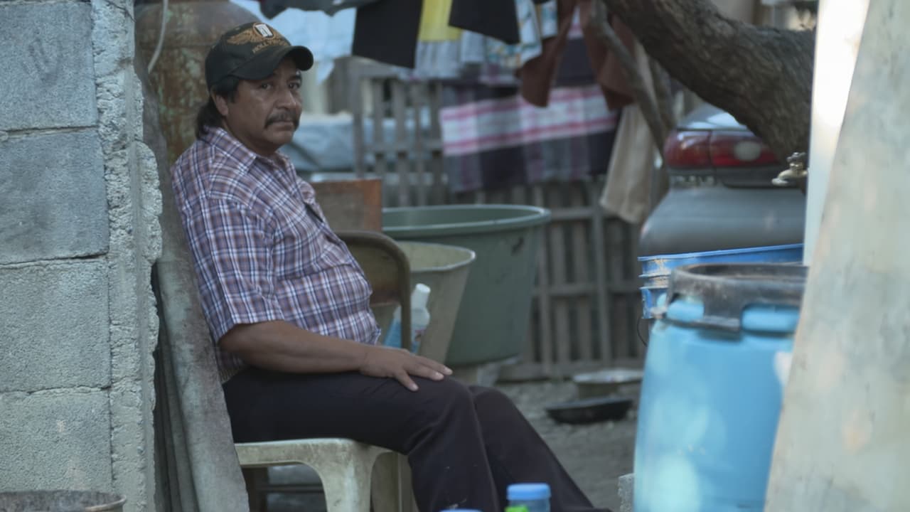 Juan González sentado en el patio de su casa en Doctor González, Nuevo León