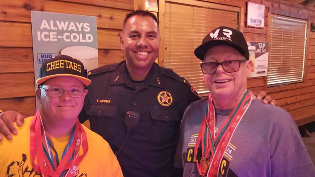 En total sirvieron a los comensales por cuatro horas.