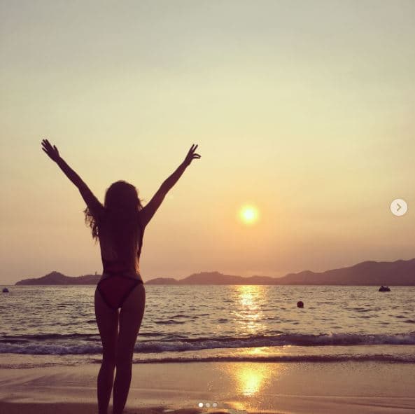 El mismo día, Sofía Castro compartió esta instantánea en donde se aprecia un atardecer en el mar y la curvilínea silueta a contra luz de la hija mayor de la 'Gaviota', sin especificar en dónde se encuentra. ¿Otra coincidencia?