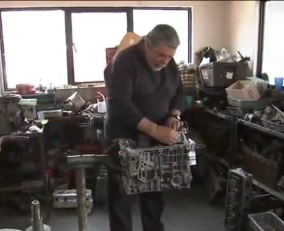 Siempre dispuesto a ayudar y con las puertas de su taller bien abiertas, Armando Vilchis se ha convertido en un super héroe para todos los
<a href="https://www.univision.com/temas/indocumentados">inmigrantes</a> que llegan a pasar por su albergue en Metepec, Estado de México (en el centro del país)
<b>a tan solo unos metros de las vías por donde pasa el tren llamado La Bestia</b> que utilizan miles de personas para tratar de llegar a Estados Unidos.