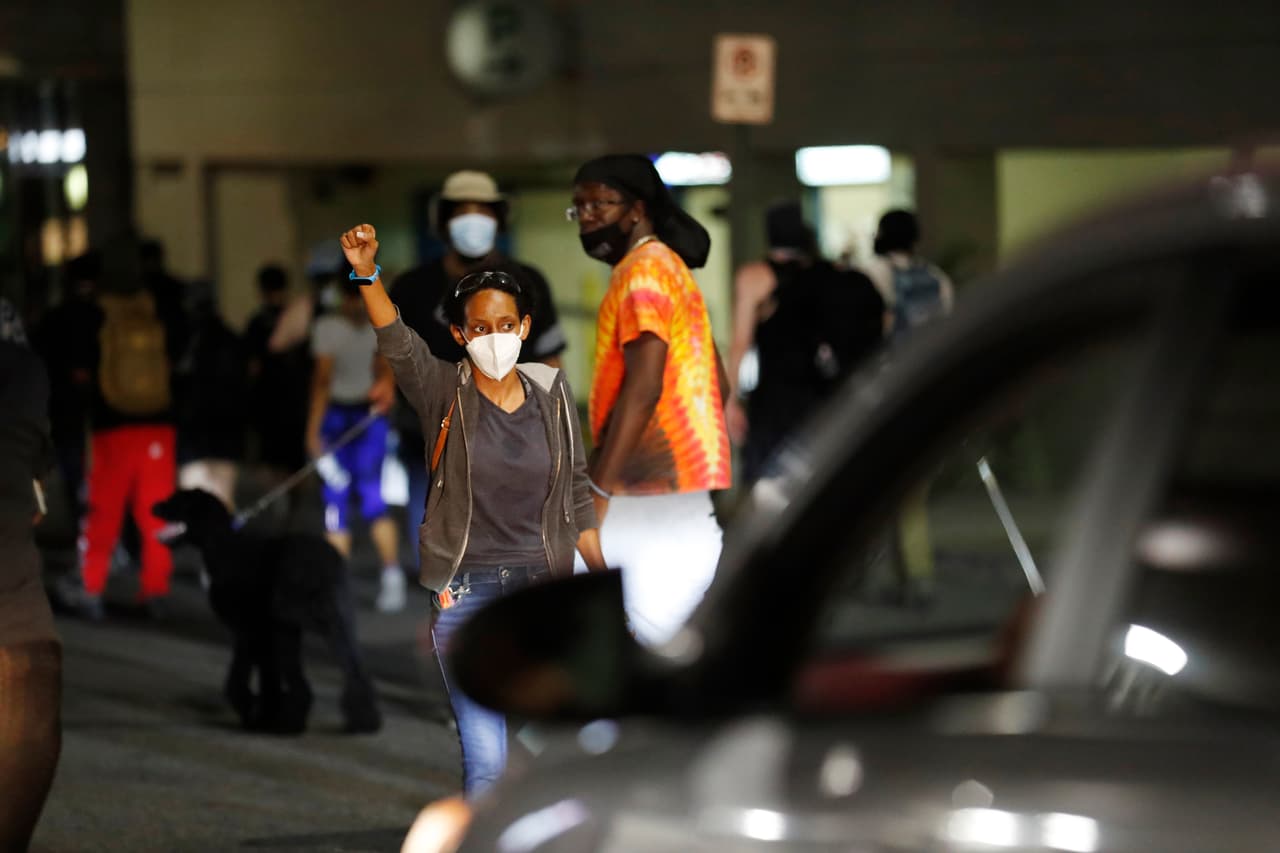 El evento del partido Republicano es en parte virtual y solo algunos oradores se encuentran en Charlotte. Sin embargo, miembros del grupo Charlotte-Uprising, una organización comunitaria en favor de la responsabilidad policial y la equidad social y económica, han estado en las calles desde el inicio de la convención.