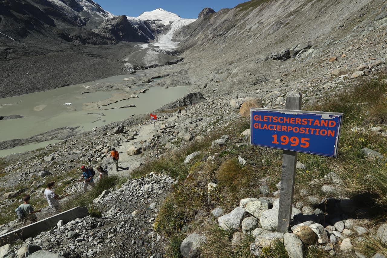 Los glaciares están retrocediendo 
<a href="https://www.univision.com/noticias/medio-ambiente/adios-a-los-glaciares-activistas-y-cientificos-suben-a-las-cumbres-en-las-que-el-hielo-esta-desapareciendo-fotos-fotos">casi por todas partes alrededor del mundo - incluyendo en los Alpes</a>, el Himalaya, los Andes, las montañas Rocosas, Alaska y África. La Agencia Europea de Medio Ambiente prevé que el volumen de glaciares europeos disminuirá entre un 22% y un 89% para el año 2100.