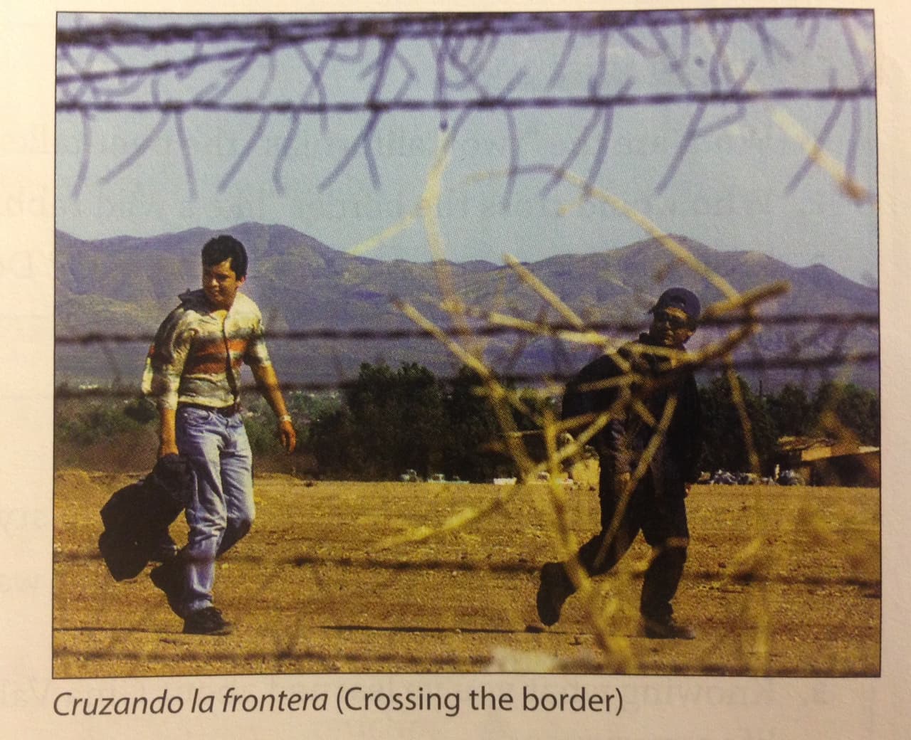 La imagen de dos personas que supuestamente están tratando de entrar ilegalmente en Estados Unidos forma parte del curso de aprendizaje de español.
<br>