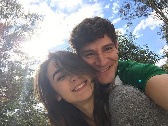 A mediados de septiembre los actores 
<b>Julia Urbini </b>y
<b> Paco Pizaña</b> confesaron a través de sus redes sociales que mantenían una relación amorosa. Sin embargo, ya llevaban saliendo algunos meses.