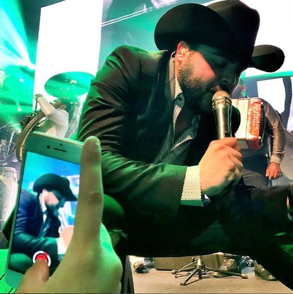 Gerardo Ortiz envió tierno mensaje a sus seguidores: “Dios te ama tanto q te da todos estos maravillosos de tu vida no te olvides de agradecerle te quiero”.